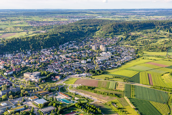 Von Wald und Forstgebieten umgebener Ortskern der Straßen und Häuser und Wohngebiete in Herrenberg im Bundesland Baden-Württemberg, Deutschland