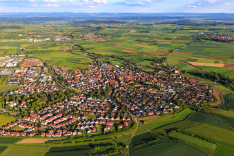 Ortsansicht der Straßen und Häuser der Wohngebiete in Gültstein in Herrenberg im Bundesland Baden-Württemberg, Deutschland