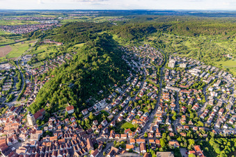 Von Wald und Forstgebieten umgebener Ortskern der Straßen und Häuser und Wohngebiete zu Füßen des Schloßbergs in Herrenberg im Bundesland Baden-Württemberg, Deutschland