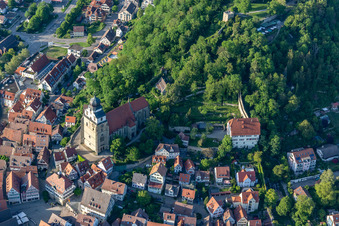Kirchengebäude der Stiftskirche im Altstadt- Zentrum und Pulverturm auf dem Schloßberg in Herrenberg im Bundesland Baden-Württemberg, Deutschland