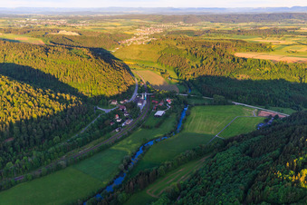 Ortsteil Neckarhausen mit Forsthaus und St. Ulrichskapelle im Ortsteil Betra in Horb am Neckar im Bundesland Baden-Württemberg, Deutschland