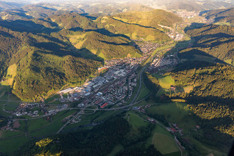 Industrie- und Gewerbegebiet Hinterer Bahnhof im Kinzigtal in Hausach im Bundesland Baden-Württemberg, Deutschland
