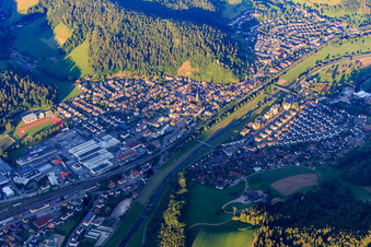 Luftbild von Ortsübersicht im Kinzigtal von Osten in Hausach im Bundesland Baden-Württemberg, Deutschland
