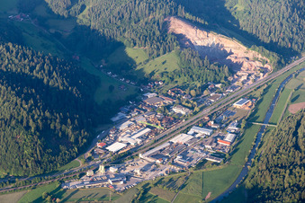 Industrie- und Gewerbegebiet Vorlandstraße und Ferdinand-Reiß-Straße im Kinzigtal in Hausach im Bundesland Baden-Württemberg, Deutschland