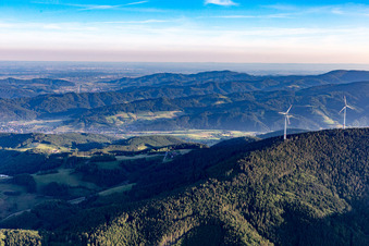 Windräder im Schwarzwald in Zell am Harmersbach im Bundesland Baden-Württemberg, Deutschland