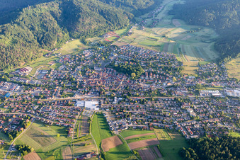 Ortsansicht der Straßen und Häuser der Wohngebiete in der von Schwarzwald-Bergen umgebenen Tallandschaft der Kinzig in Zell am Harmersbach im Bundesland Baden-Württemberg, Deutschland