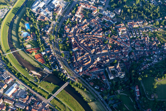 Altstadt am Uferbereich des Kinzig - Flußverlaufes in Gengenbach im Bundesland Baden-Württemberg, Deutschland