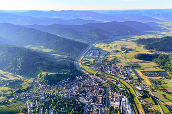 Verlauf der Kinzig nach Südost im Ortsteil Einach in Gengenbach im Bundesland Baden-Württemberg, Deutschland