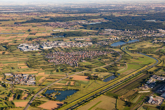 Ortsansicht der Straßen und Häuser der Wohngebiete in Elgersweier in Offenburg im Bundesland Baden-Württemberg, Deutschland