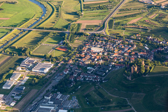 Ortsansicht der Straßen und Häuser der Wohngebiete in der von Bergen umgebenen Tallandschaft in Ortenberg im Ortsteil Bühlweg im Bundesland Baden-Württemberg, Deutschland