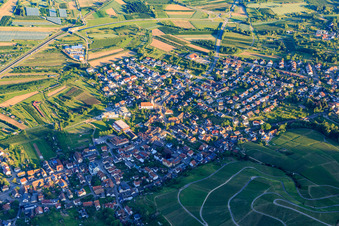 Ortsansicht von Südosten mit Kirche St. Bartholomäus im Ortsteil Fröschlach in Ortenberg im Bundesland Baden-Württemberg, Deutschland