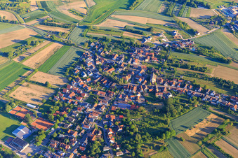 Ortsansicht aus Süden mit Kirche St. Laurentius im Ortsteil Bohlsbach in Offenburg im Bundesland Baden-Württemberg, Deutschland