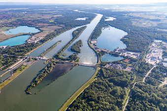 Schleusenanlagen und Fischtreppe am Ufer der Wasserstraße Rhein zwischen Gambsheim und Freistett im Ortsteil Freistett in Rheinau im Bundesland Baden-Württemberg, Deutschland