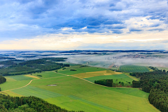 Luftbild von Neuhausen ob Eck von Südosten unter Nebel im Bundesland Baden-Württemberg, Deutschland