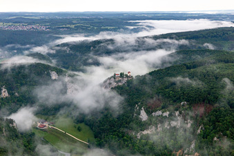 Burganlage des Schloß Bronnen zwischen Wolken an den bewaldeten Hängen des Donautal in Fridingen an der Donau im Bundesland Baden-Württemberg, Deutschland