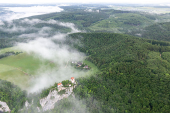 Luftaufnahme von Schloss Bronnen in Fridingen an der Donau im Bundesland Baden-Württemberg, Deutschland