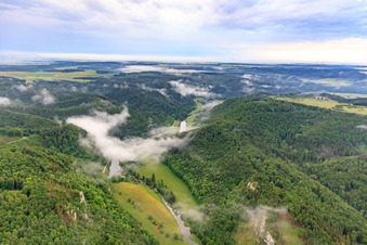 Verlauf der Donau im Oberen Donautal bei Morgennebel in Beuron im Bundesland Baden-Württemberg, Deutschland