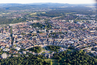 Stadtgebiet mit Außenbezirken und Innenstadtbereich in Karlsruhe im Ortsteil Innenstadt-Ost im Bundesland Baden-Württemberg, Deutschland