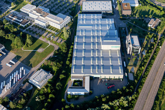 Gebäude und Produktionshallen auf dem Werksgelände der Alois Schmitt GmbH & Co. KG und Vollack Gruppe im Ortsteil Durlach in Karlsruhe im Bundesland Baden-Württemberg, Deutschland