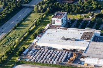 Firmengelände der aluplast GmbH mit Hallen, Firmengebäuden und Produktionsstätten an der A5 im Ortsteil Durlach in Karlsruhe im Bundesland Baden-Württemberg, Deutschland