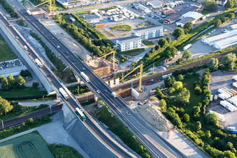 Luftbild von Baustelle Autobahnbrücke A5 über die Gleise der Eisenbahn im Ortsteil Karlsdorf in Karlsdorf-Neuthard im Bundesland Baden-Württemberg, Deutschland