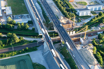 Luftaufnahme von Baustelle Autobahnbrücke A5 über die Gleise der Eisenbahn im Ortsteil Karlsdorf in Karlsdorf-Neuthard im Bundesland Baden-Württemberg, Deutschland