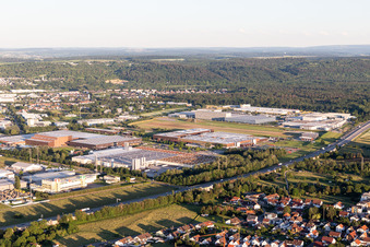 Industriegebiet an der Autobahn in Bruchsal im Bundesland Baden-Württemberg, Deutschland