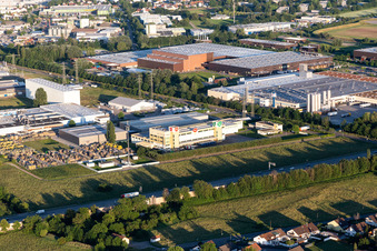 Luftbild von Gebäude und Produktionshallen auf dem Werksgelände der Bernhard Zabler GmbH & Co. KG in Bruchsal im Bundesland Baden-Württemberg, Deutschland