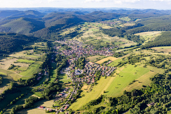 Lembach im Bundesland Bas-Rhin, Frankreich von der Drohne aus gesehen