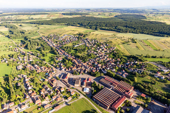 Zinswiller im Bundesland Bas-Rhin, Frankreich von der Drohne aus gesehen