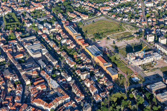 Schrägluftbild von Ortsteil Metzgerhof Krausenhof in Hagenau im Bundesland Bas-Rhin, Frankreich