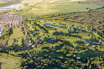 Schrägluftbild von Golfclub Baden-Baden in Soufflenheim im Bundesland Bas-Rhin, Frankreich