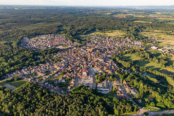 Von Wald und Forstgebieten umgebener Ortskern der Straßen und Häuser und Wohngebiete des Töpferdorfs in Soufflenheim in Grand Est im Bundesland Bas-Rhin, Frankreich