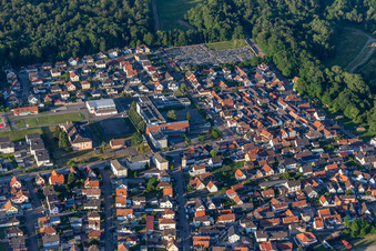 Soufflenheim im Bundesland Bas-Rhin, Frankreich von einer Drohne aus