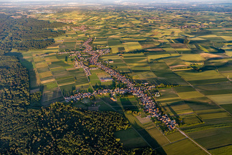Ortsansicht des längsten Dorfes des Elsaß in Schleithal in Grand Est im Bundesland Bas-Rhin, Frankreich