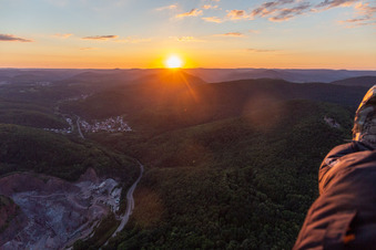 Waldhambach, Sonnenuntergang im Kaiserbachtal im Bundesland Rheinland-Pfalz, Deutschland