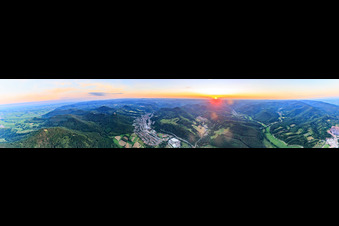 Pfälzerwald-Panorama: Queich-, Eußer- und Dernbachtal im Ortsteil Queichhambach in Annweiler am Trifels im Bundesland Rheinland-Pfalz, Deutschland
