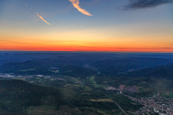 Sonnenuntergang im Pfälzerwald über dem Queichtal in Albersweiler im Bundesland Rheinland-Pfalz, Deutschland