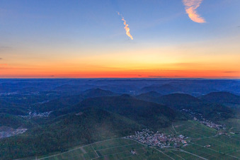 Sonnenuntergang am Haardtrand im Plälzerwald in Eschbach im Bundesland Rheinland-Pfalz, Deutschland