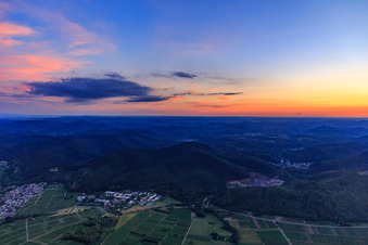 Sonnenuntergang am Haardtrand im Pfälzerwald in Klingenmünster im Bundesland Rheinland-Pfalz, Deutschland