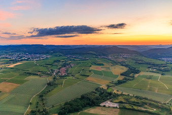 Dorfansicht am Horbachtal im Abendlicht aus Osten in Niederhorbach im Bundesland Rheinland-Pfalz, Deutschland