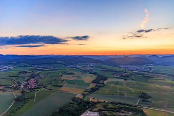 Haardrand des Pfälzerwalds nach Sonnenuntergang aus Westen in Niederhorbach im Bundesland Rheinland-Pfalz, Deutschland