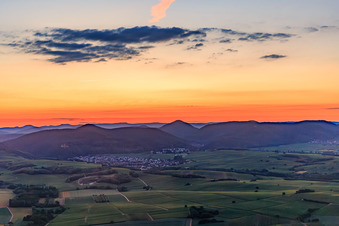 Haardrand des Pfälzerwalds nach Sonnenuntergang aus Westen in Klingenmünster im Bundesland Rheinland-Pfalz, Deutschland