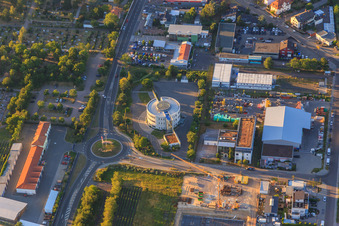 Rundes Gebäude mit ADAC Geschäftsstelle Neustadt in Neustadt an der Weinstraße im Bundesland Rheinland-Pfalz, Deutschland