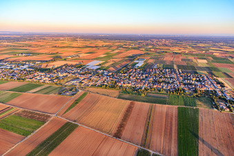 Hochdorf von Nordwesten in Hochdorf-Assenheim im Bundesland Rheinland-Pfalz, Deutschland