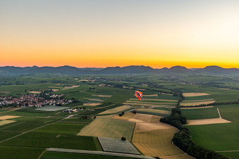 Sonnenuntergang über der Felder-Landschaft am Haardtrand des Pfälzerwalds in der Vorderpfalz in Impflingen im Bundesland Rheinland-Pfalz, Deutschland