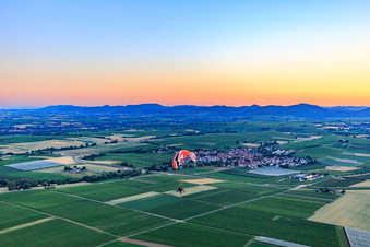 Gleitschirmtrike am Abend in Impflingen im Bundesland Rheinland-Pfalz, Deutschland