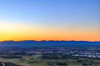 Gleitschirm am Abend überm Flugplatz Ebenberg in Landau in der Pfalz im Bundesland Rheinland-Pfalz, Deutschland