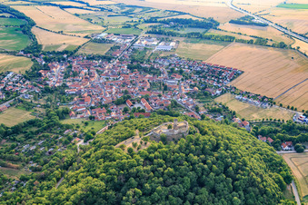 Ortsansicht unter der Burgruine Mühlburg im Ortsteil Mühlberg in Drei Gleichen im Bundesland Thüringen, Deutschland