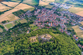 Luftaufnahme von Burgruine Mühlburg im Ortsteil Mühlberg in Drei Gleichen im Bundesland Thüringen, Deutschland